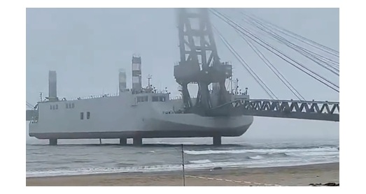 சீனாவின் கால்களை கொண்ட கப்பல், தரை இறங்கலுக்கு வசதி 