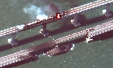 ரஷ்யா-கிரைமியா பாலத்தை பார வாகன குண்டு தகர்த்தது