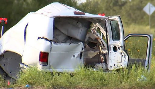 அமெரிக்காவில் அகதிகள் வாகனம் விபத்தில், 10 பேர் பலி