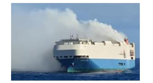 3,965 ஆடம்பர கார்களுடன் எரியும் கப்பல்