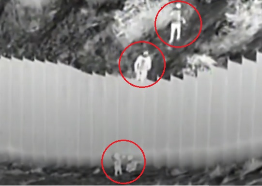 அமெரிக்காவுள் மதிலால் வீசப்பட்ட சிறுமிகள்