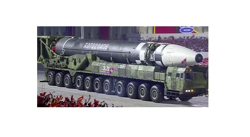 வடகொரியாவின் மிகப்பெரிய ஏவுகணை அணிவகுப்பில்