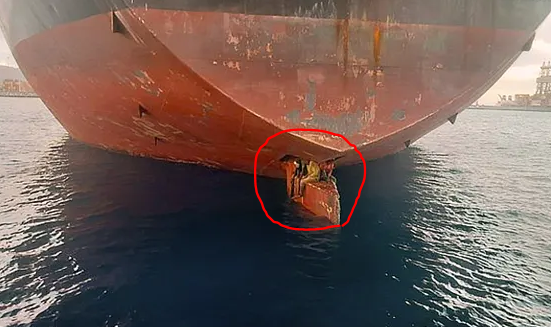 கப்பலின் சுக்கானில் 11 தினங்கள் பயணித்த 3 அகதிகள்